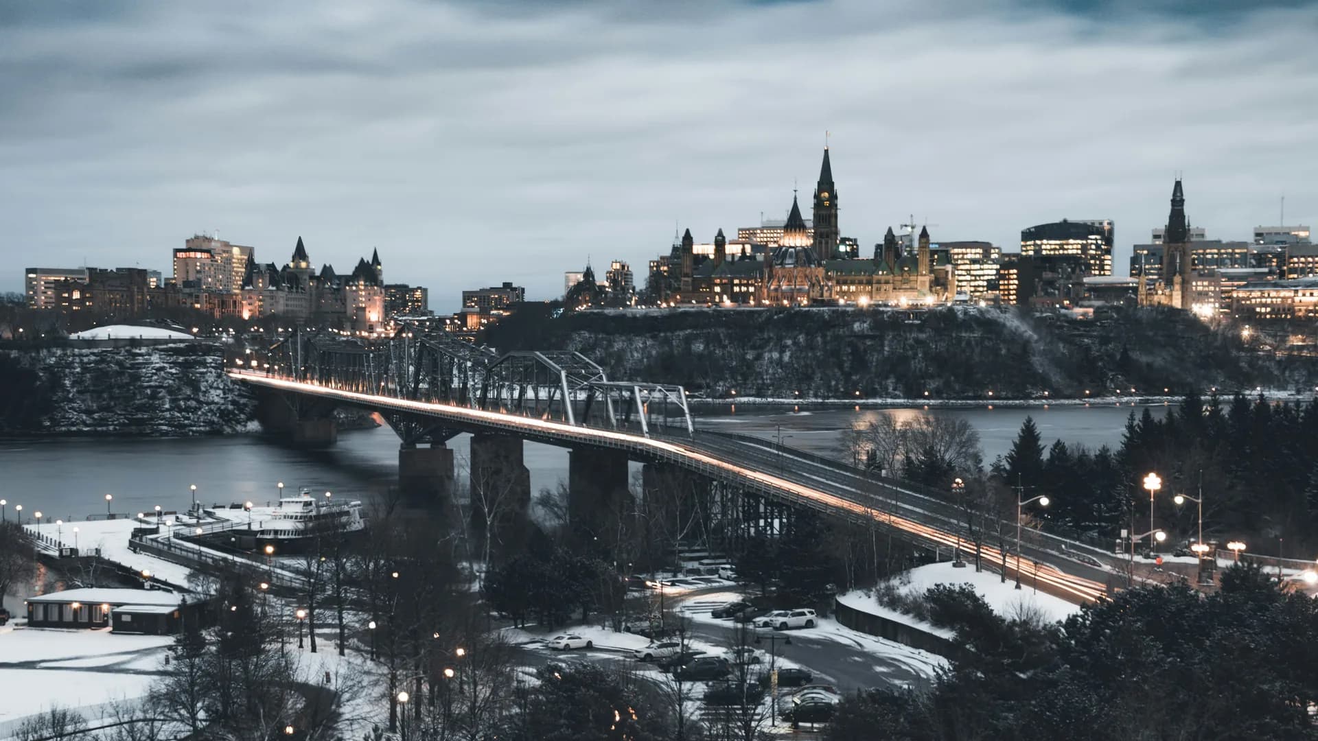 Vue du Parlement canadien depuis Gatineau