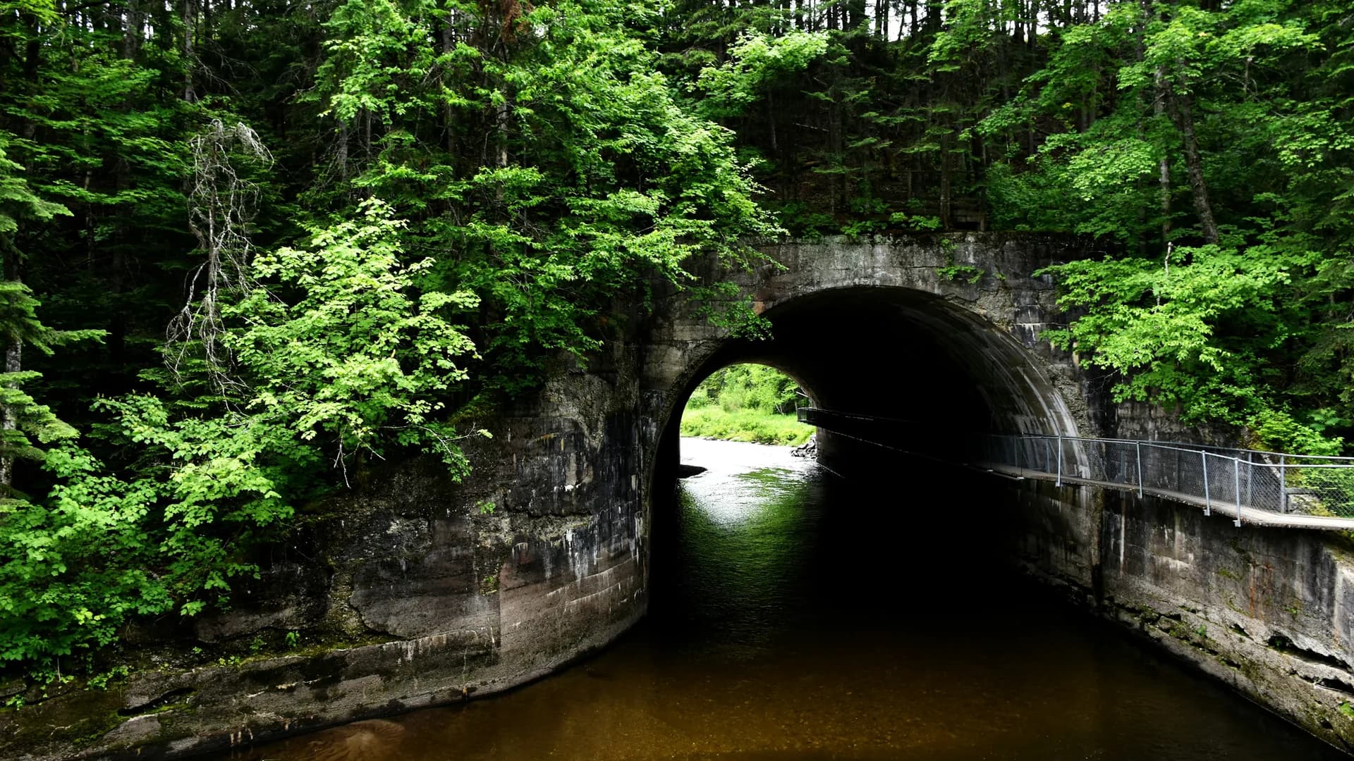 Pont sur une rivière en Mauricie, Québec